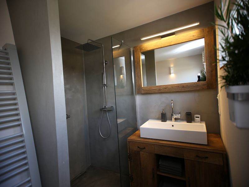 Lohse Bau - Erstellung eines fugenlosen Designer-Badezimmers mit Sichtbeton